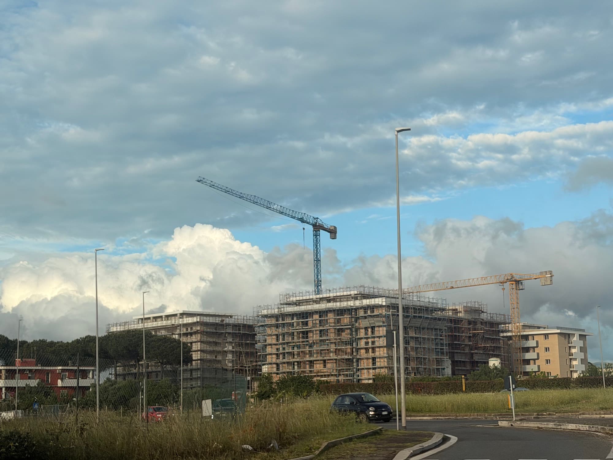 Cantiere complesso con ponteggi e gru