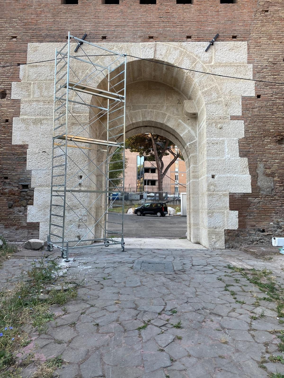 Stuccatura del marmo e ripristino dell’arco