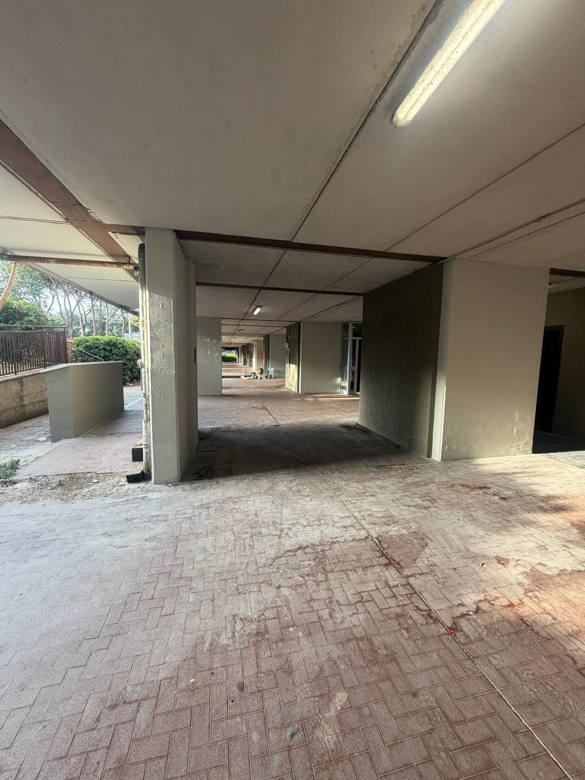 Spazio porticato in fase di ripristino