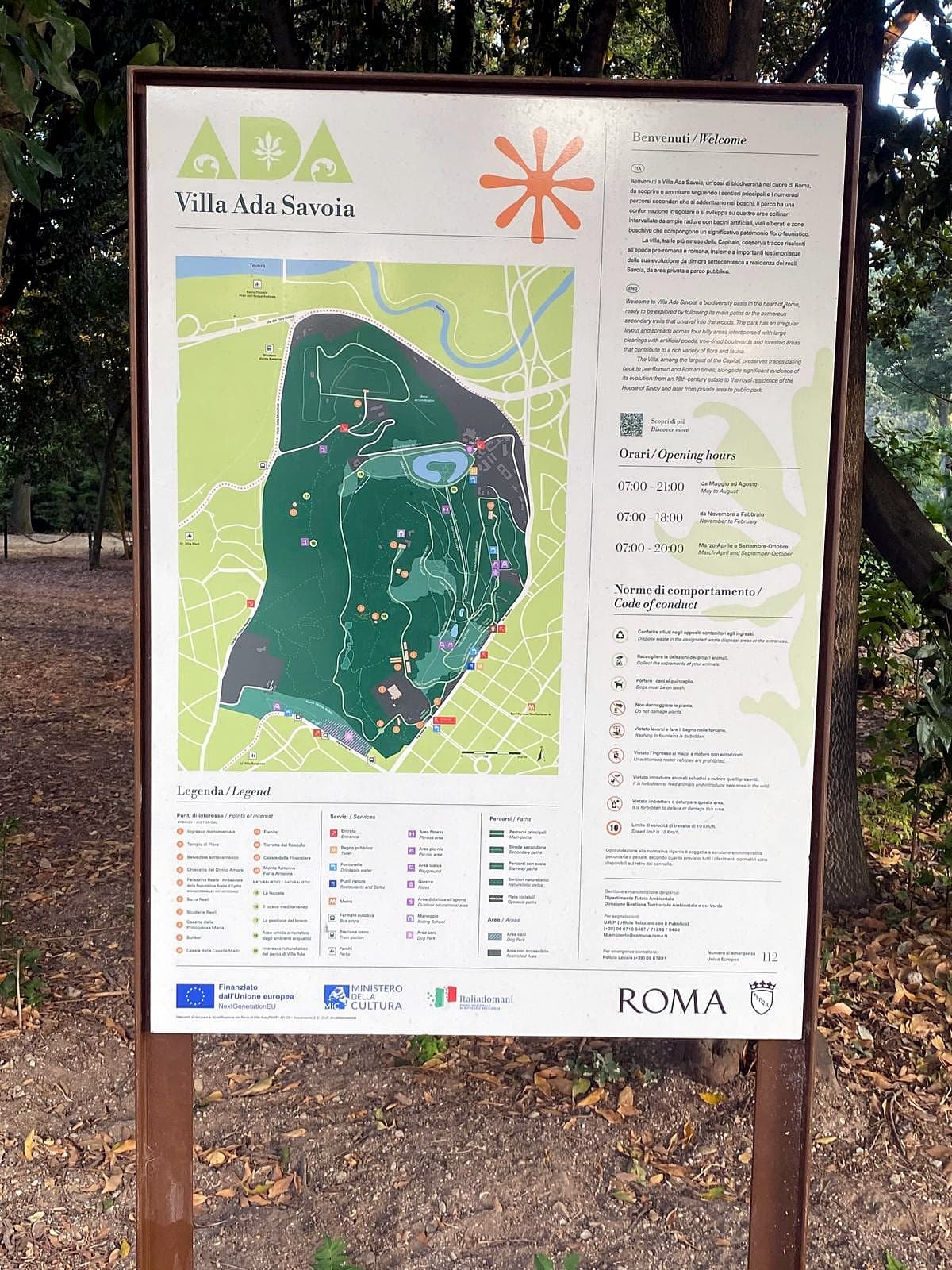 Ingresso e cartello informativo di Villa Ada Savoia
