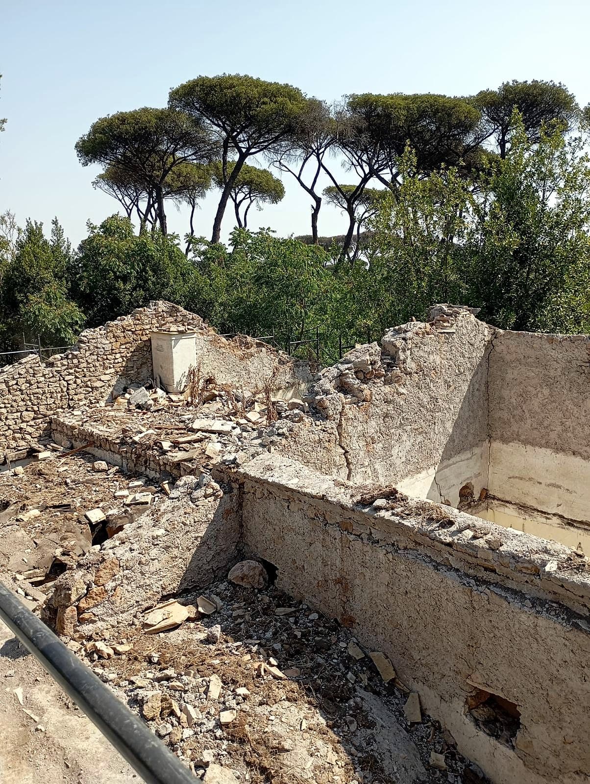 Fabbricato in recupero a Villa Ada — murature aperte e pini domestici