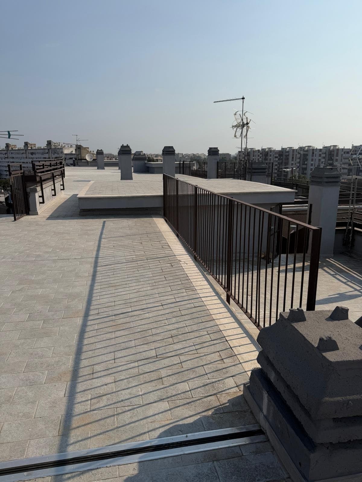 Terrazza ripristinata — riqualificazione case popolari a Spinaceto